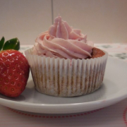 Bananen-Cupcakes mit Erdbeer-Topping