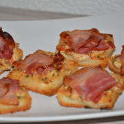 Mini-Toasts mit Bacon, Tomaten und Frischkäse