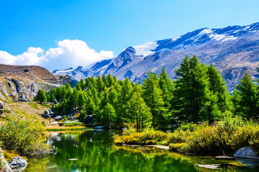 5-Seen-Weg in Zermatt; der Grindjisee, einer der 5 Seen, an denen der Wanderweg im Wallis vorbeiführt