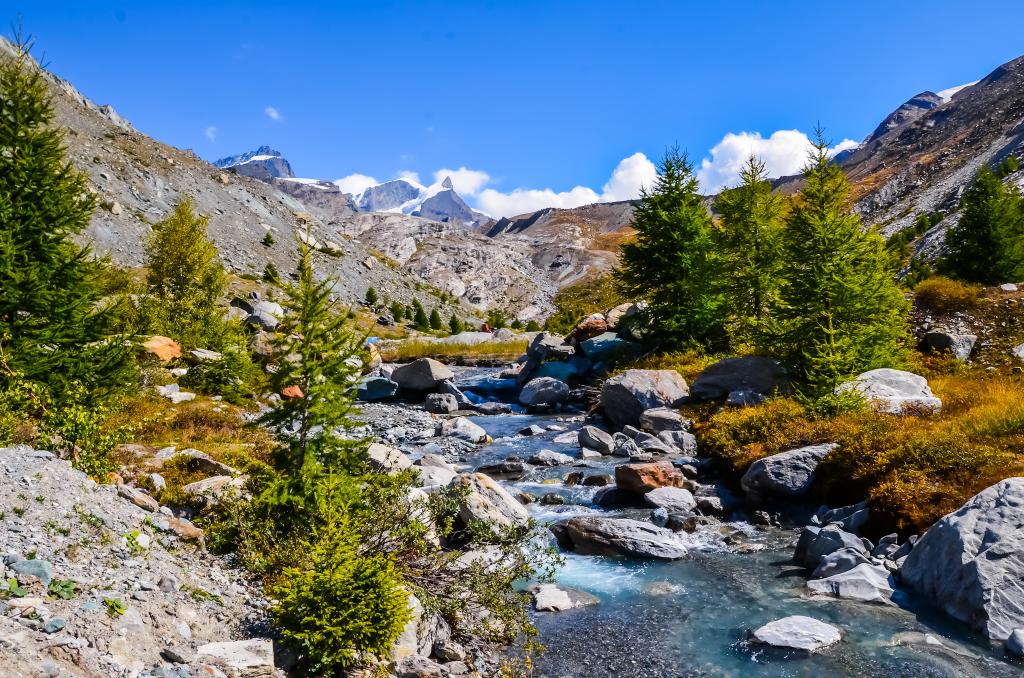 5-Seen-Weg in Zermatt; atemberaubende Landschaft mit kristallklarem Wasser